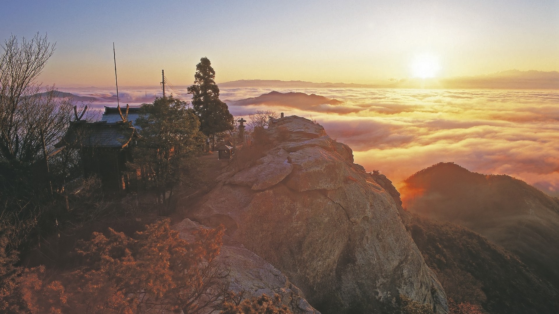 播磨アルプスが誇る天空の絶景「高御位山」