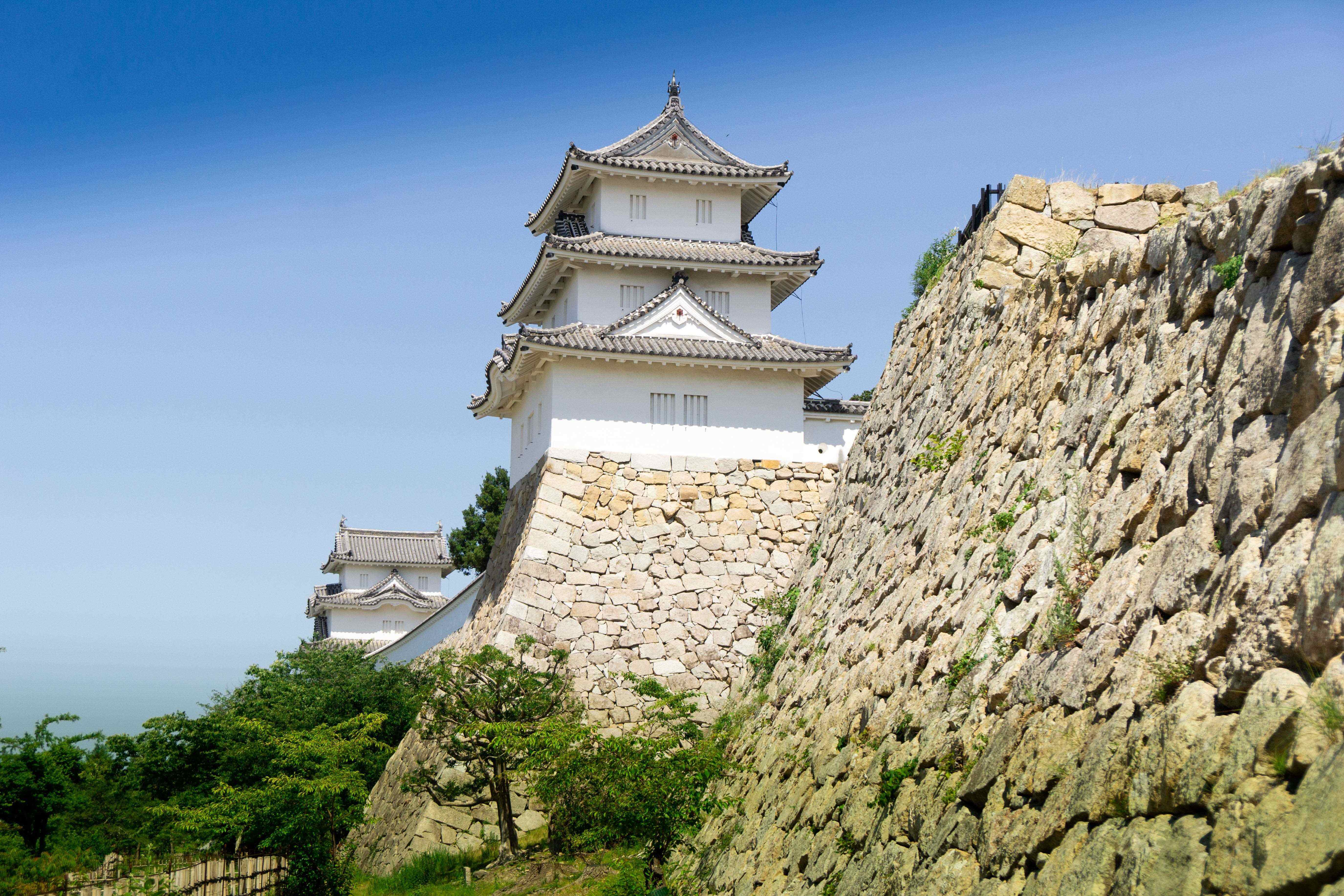 日本に12基しか現存していない三重櫓のうちの2基が残る「明石城」